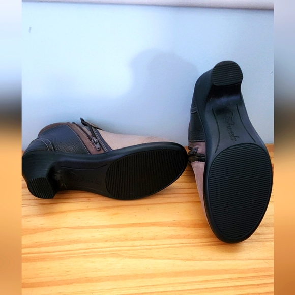 Chic Two-Tone Ankle Boots - Picture 4 of 6